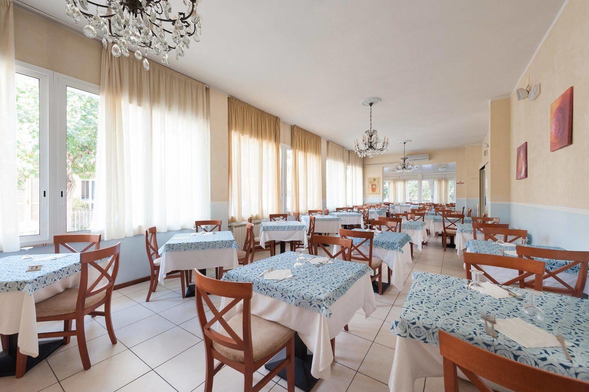 Regina Hotel E Ristorante Punta Marina Ngoại thất bức ảnh