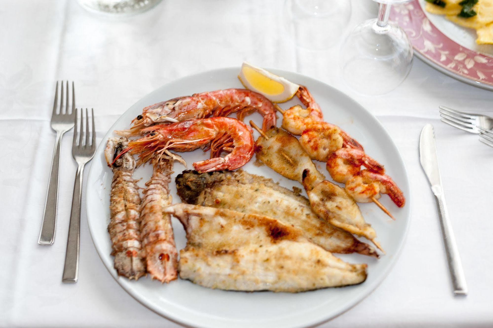 Regina Hotel E Ristorante Punta Marina Ngoại thất bức ảnh
